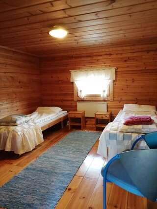Гостевой дом Hannuksen Piilopirtti Tyrnävä Стандартный двухместный номер с 2 отдельными кроватями и общей ванной комнатой-3